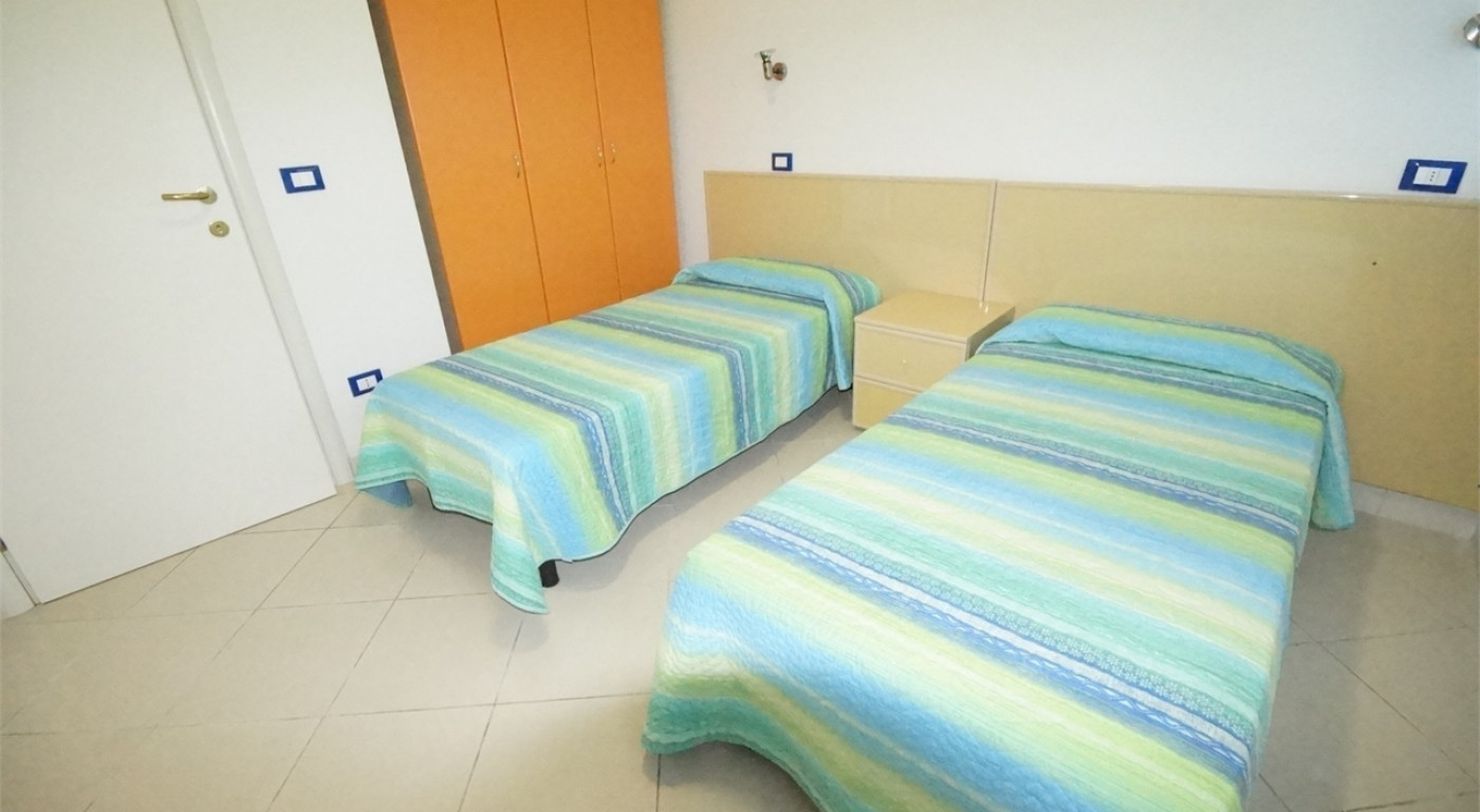 1097 :: Appartamento climatizzato sei posti letto con due camere, doppi servizi e piscina - Azzurra