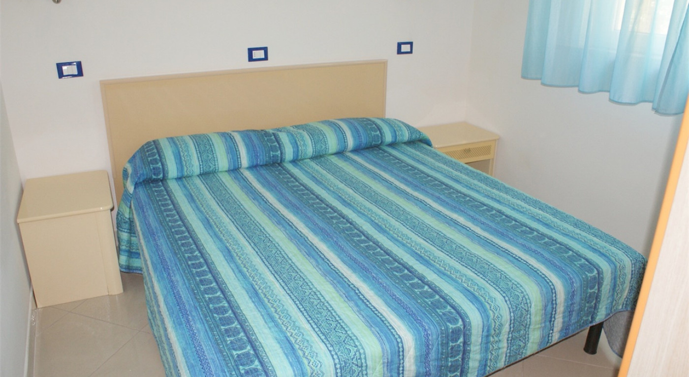 1097 :: Appartamento climatizzato sei posti letto con due camere, doppi servizi e piscina - Azzurra